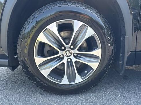 Used 2021 Toyota Highlander XLE AWD/4WD image 9