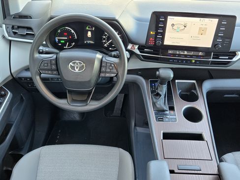 Used 2024 Toyota Sienna LE image 21