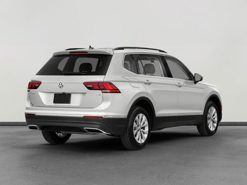 Used 2021 Volkswagen Tiguan SE w/ Panoramic Sunroof Package image 2