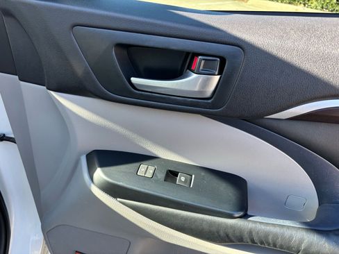 Used 2015 Toyota Highlander Limited image 18