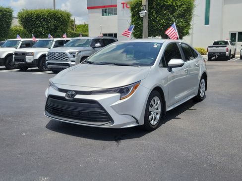 Used 2025 Toyota Corolla LE FWD image 5