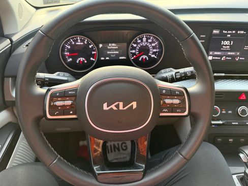 Used 2024 Kia Carnival LX FWD image 17