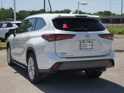 Used 2022 Toyota Highlander Limited FWD image 18