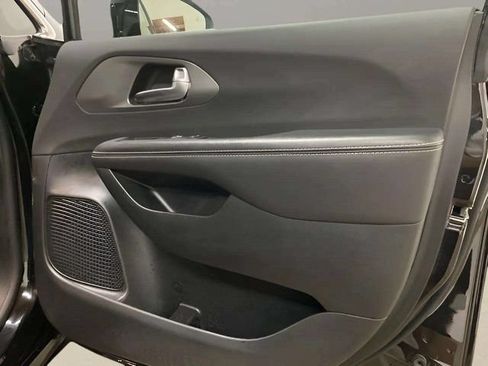 Used 2025 Chrysler Pacifica Select FWD image 72