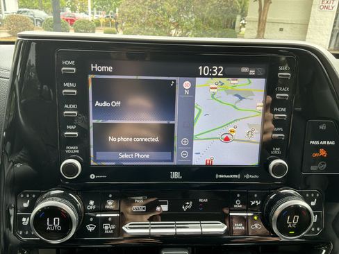 Used 2022 Toyota Highlander Limited FWD image 23