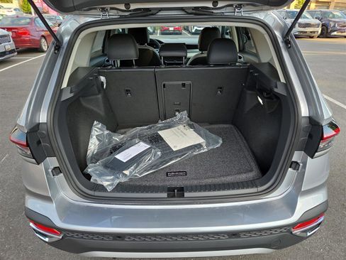 New 2025 Volkswagen Taos SE image 28