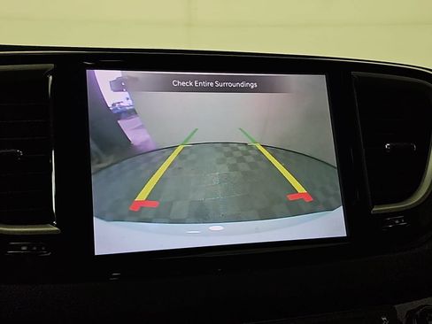 Used 2022 Chrysler Pacifica Touring-L FWD image 20