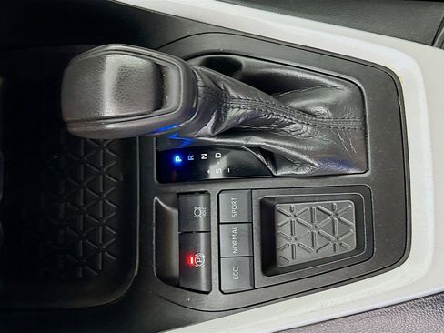 Used 2021 Toyota RAV4 XLE w/ Convenience Package FWD image 20
