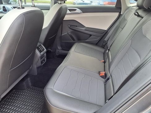 Certified 2025 Volkswagen Taos SE FWD image 9