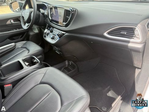 Certified 2025 Chrysler Pacifica Select image 30