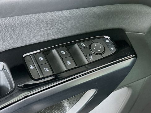 Used 2025 Nissan Pathfinder SL image 15