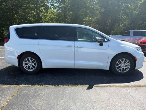 Used 2024 Chrysler Pacifica Touring-L FWD image 2