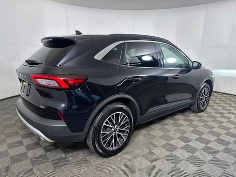 Used 2023 Ford Escape SE image 3