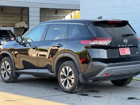 Used 2023 Nissan Rogue SV image 7