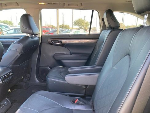 Used 2024 Toyota Highlander Platinum image 11