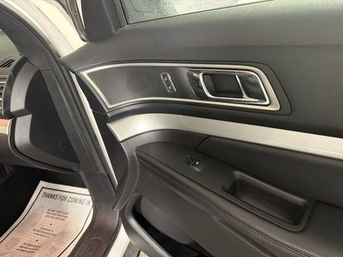 Used 2016 Ford Explorer XLT image 33