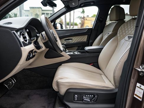Used 2022 Bentley Bentayga image 24