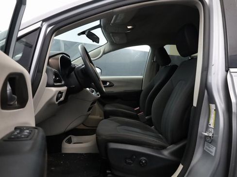 Used 2018 Chrysler Pacifica LX image 10