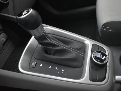 Used 2024 Hyundai Venue SEL image 30