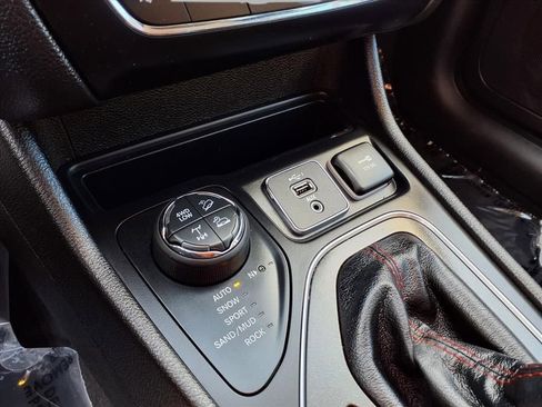 Used 2019 Jeep Cherokee Trailhawk w/ Cold Weather Group image 8