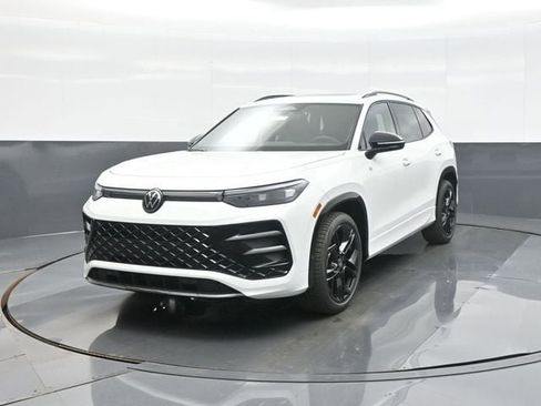 New 2026 Volkswagen Tiguan SE R-Line FWD image 3