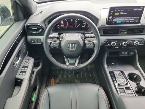 Used 2025 Honda Pilot TrailSport image 11