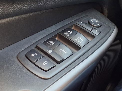 Used 2019 Jeep Cherokee Limited image 17