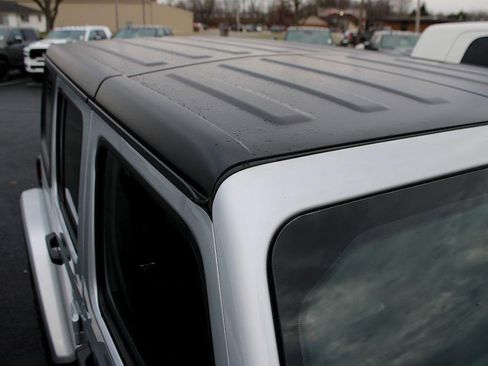 Used 2022 Jeep Wrangler Unlimited Rubicon w/ Cold Weather Group image 9