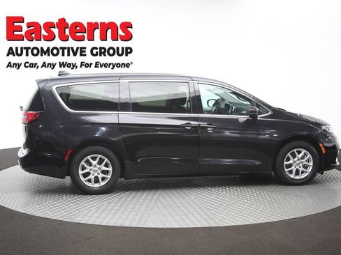 Used 2023 Chrysler Pacifica Touring-L FWD image 46