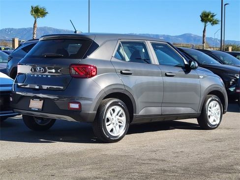 New 2026 Hyundai Venue SE image 2