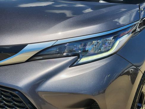 Used 2022 Toyota Sienna XSE w/ XSE Plus Package FWD image 9
