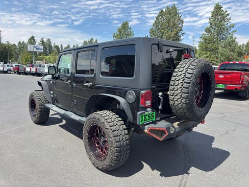 Used 2015 Jeep Wrangler Unlimited Sahara w/ Connectivity Group AWD/4WD image 9