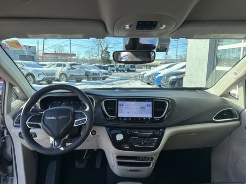 Used 2024 Chrysler Pacifica Select image 21
