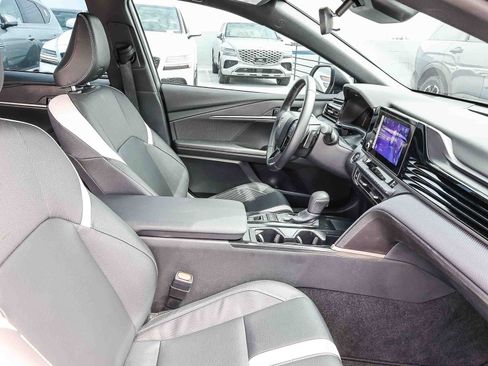 Used 2025 Toyota Camry SE image 19