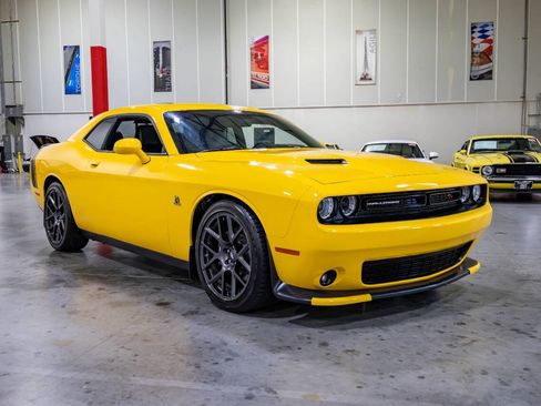 Used 2017 Dodge Challenger R/T Scat Pack w/ Leather Interior Group RWD image 8