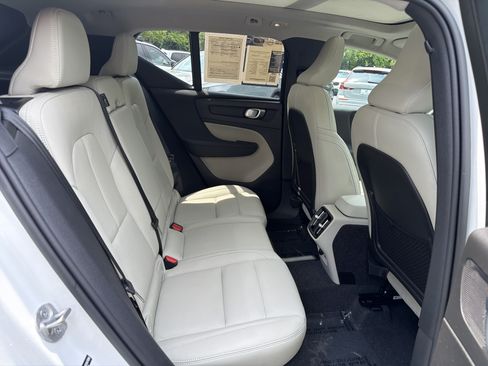 Certified 2025 Volvo XC40 B5 Ultra AWD/4WD image 33