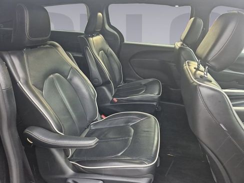Used 2024 Chrysler Pacifica Premium FWD image 18