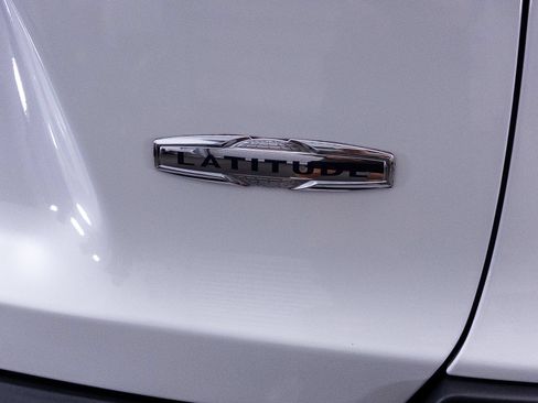 Used 2019 Jeep Cherokee Latitude Plus FWD image 2