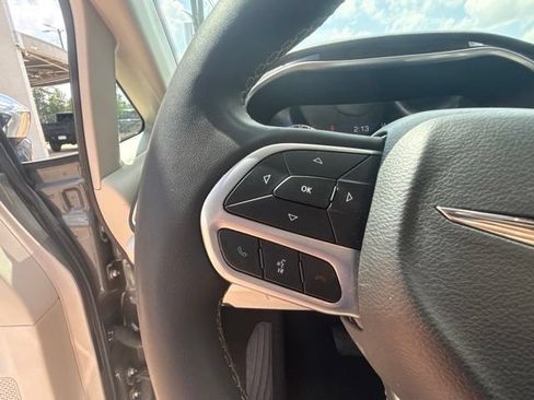 Used 2023 Chrysler Pacifica Limited FWD image 19
