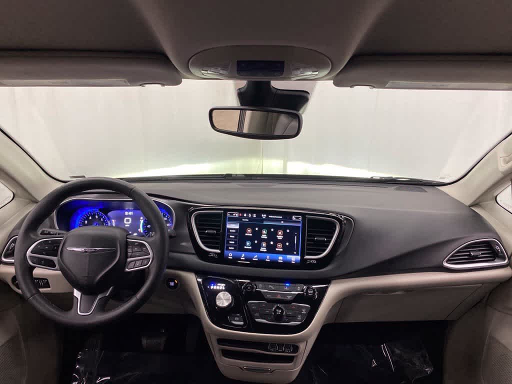 Used 2023 Chrysler Pacifica Touring-L FWD image 12