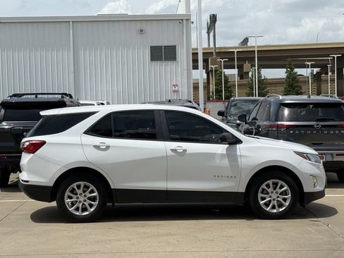 Used 2020 Chevrolet Equinox LS w/ LPO, Floor Liner Package FWD image 3