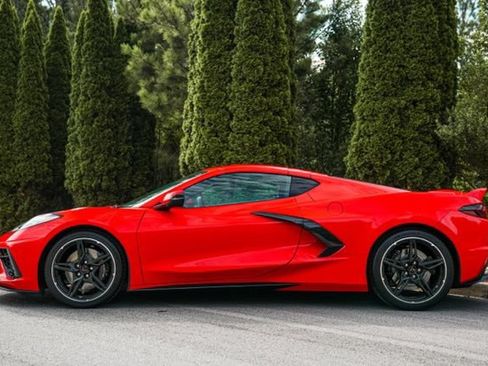 Used 2021 Chevrolet Corvette Stingray Coupe w/ Z51 Performance Package RWD image 9