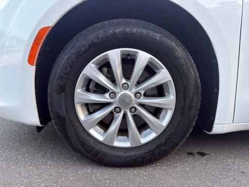 Used 2018 Chrysler Pacifica Touring-L FWD image 39