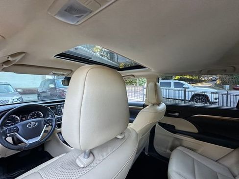 Used 2017 Toyota Highlander Limited image 36
