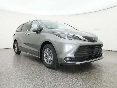 New 2026 Toyota Sienna XLE image 29