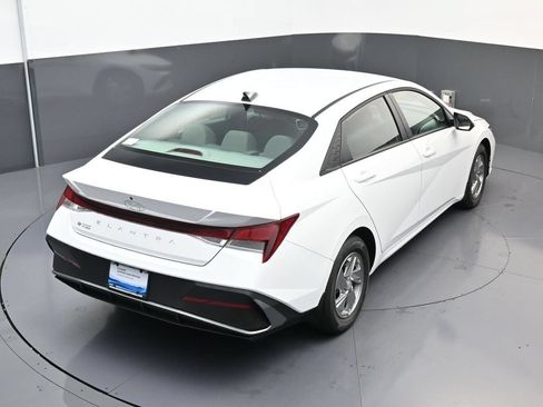 Certified 2026 Hyundai Elantra SE FWD image 16