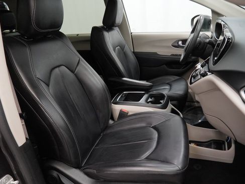 Certified 2023 Chrysler Pacifica Touring-L image 45