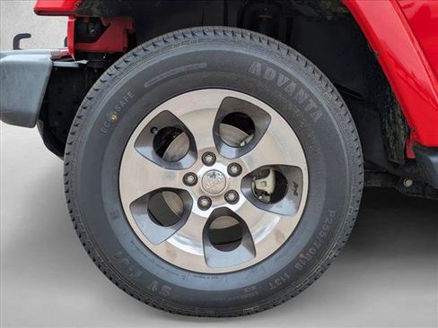 Used 2018 Jeep Wrangler Unlimited Sahara w/ Connectivity Group AWD/4WD image 22
