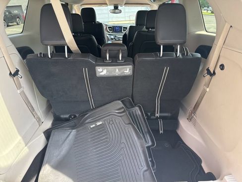 Used 2017 Chrysler Pacifica Touring-L FWD image 55