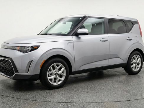 Used 2025 Kia Soul LX w/ LX Technology Package image 3